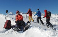 Winterurlaub im Salzkammergut: Schneeschuhwandern auf dem Krippenstein in Obertraun am Hallstaättersee -  Snowshoeing on Lake Hallstatt