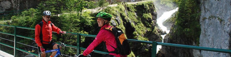 Mountainbiker auf der steinernen Bücke im Hallstätter Echerntal - &copy; Kraft
