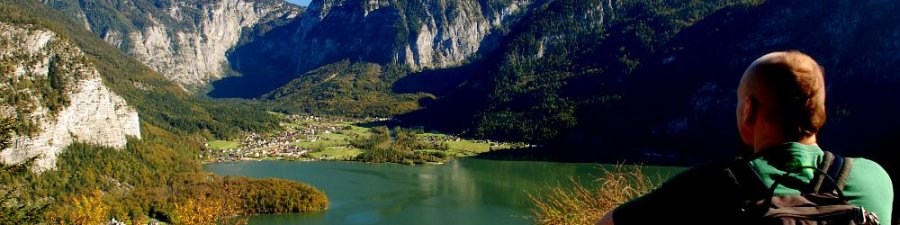 Herbstlicher Rundblick vom Salzberg auf den Hallstättersee und Obertraun - &copy; Kraft