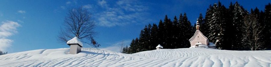 Winterlich verschneite Kalvarienbergkirche in Gosau - &copy; Kraft