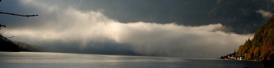 Hallstatt erwacht – Frühnebel über dem See - &copy; Kraft