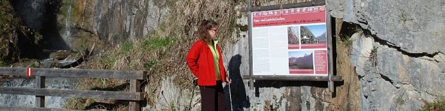 Welterbe-Rundwanderweg – Salzbergweg: Zahlreiche Schautafel geben einen Eiblick in den historischen Salzbau - &copy; Kraft