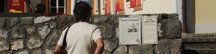 Zahlreiche Tafeln ( wie hier beim Welterbemuseum) laden in Hallstatt zu einem geschichtlichen Spaziergang ein  - &copy; Kraft