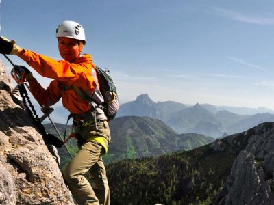 © Outdoor Leadership  | Klettersteige beim Klettern im Salzkammergut: Impressionen vom HTL Wels Klettersteig am Feuerkogel in Ebensee bei einem Urlaub am Traunsee.