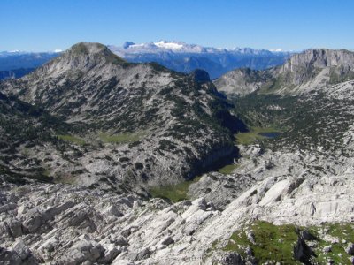 © Elke Rabeder | Blick zum Elm und Dachstein | Wandern und Wanderwege im Salzkammergut: Fernwanderwege &  Weitwanderwege “BergeSeen Trail“ bei einem Urlaub in Österreich.