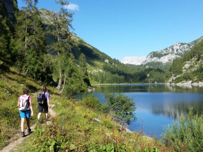 © Elke Rabeder | Am vorderen Lahngangsee | Wandern und Wanderwege im Salzkammergut: Fernwanderwege &  Weitwanderwege “BergeSeen Trail“ bei einem Urlaub in Österreich.