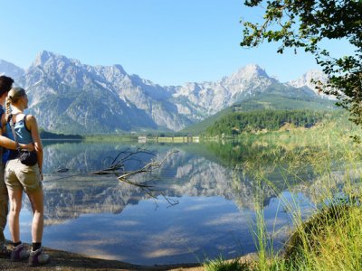 © TVB Almtal, A.Röbl | Almsee | Wandern und Wanderwege im Salzkammergut: Fernwanderwege &  Weitwanderwege “BergeSeen Trail“ bei einem Urlaub in Österreich.