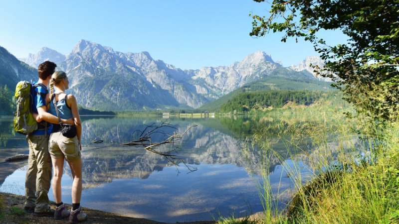 © TVB Almtal, A.Röbl | Almsee | Wandern und Wanderwege im Salzkammergut: Fernwanderwege &  Weitwanderwege “BergeSeen Trail“ bei einem Urlaub in Österreich.