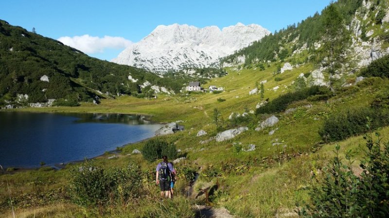© Elke Rabeder | Elmsee mit Pühringerhütte | Wandern und Wanderwege im Salzkammergut: Fernwanderwege &  Weitwanderwege “BergeSeen Trail“ bei einem Urlaub in Österreich.