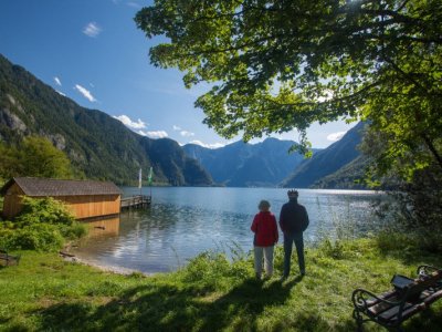 © Kraft  | Hallstatt/Obertraun | Der Ostuferwanderweg ist ein Weg für die gesamte Familie und wird oft als einer der schönsten Wanderwege im Salzkammergut beschrieben. Immer entlang am Ostufer des fjordartigen Hallstättersees.  