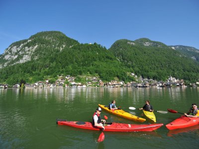 © Outdoor Leadership | Kajak und Kanufahren bei einem Aktiv-Urlaub am Hallstättersee in der UNESCO Welterberegion Hallstatt Dachstein Salzkammergut.