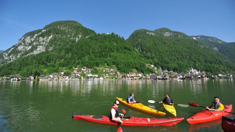 © Outdoor Leadership | Kajak und Kanufahren bei einem Aktiv-Urlaub am Hallstättersee in der UNESCO Welterberegion Hallstatt Dachstein Salzkammergut.