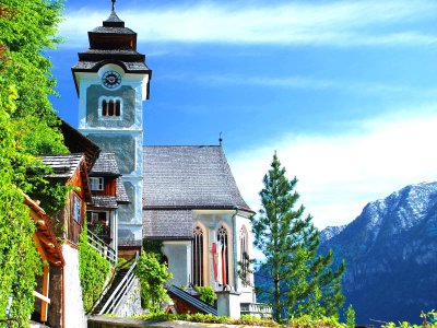 © Kraft | Große Totenschädelsammlung: Besichtigen Sie das Beinhaus der Katholischen Kirche von Hallstatt. Hier werden Schädel und Skelettknochen von Verstorbenen aufbewahrt – der Großteil der Schädel ist kunstvoll bemalt und beschriftet. Katholische Kirch