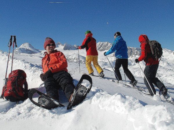 © Kraft |  Winterurlaub in Gosau: Schneeschuhwandern im Salzkammergut | Winter holiday in the UNESCO World Heritage region of Hallstatt Dachstein Salzkammergut: Snowshoeing on Mount Krippenstein in Obertraun on Lake Hallstatt.