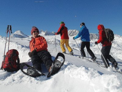 Winterurlaub im Salzkammergut: Schneeschuhwandern auf dem Krippenstein in Obertraun am Hallstaättersee -  Snowshoeing on Lake Hallstatt