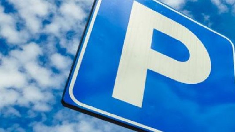 Parken in Obertraun: Parkautomat beim Strandbad am Hallstättersee.