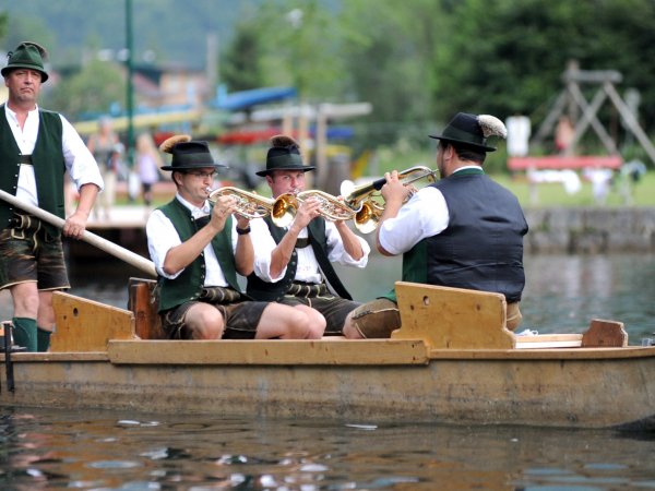 © Fellner |  Obertrauner Wanderherbst  |  Echo- und Weisenblasen am See