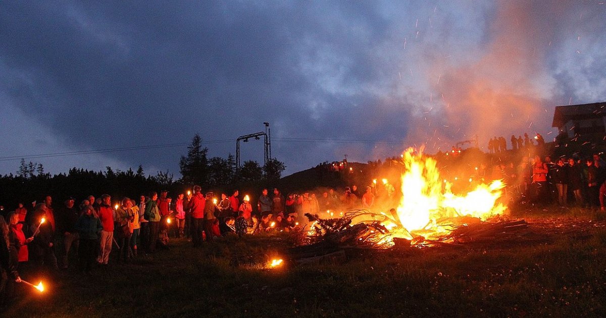 Sonnwendfeuer am Feuerkogel, Ebensee » Urlaub im Salzkammergut