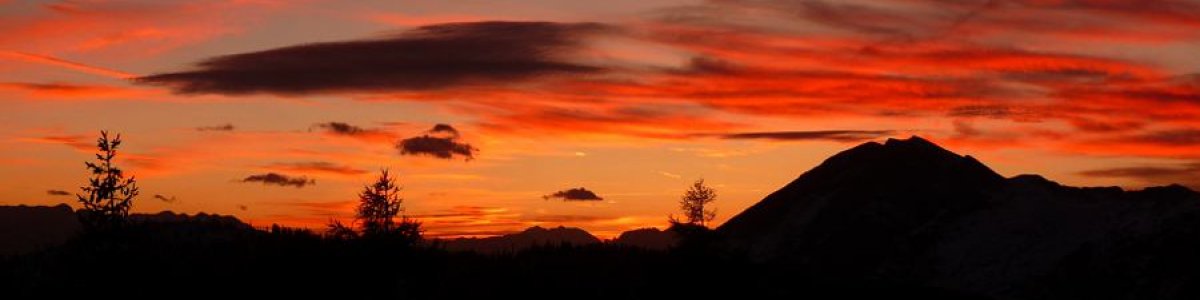 Einzigartig: Sonnenuntergang auf der Goisererhütte in Bad Goisern am Hallstättersee - © Stadlinger